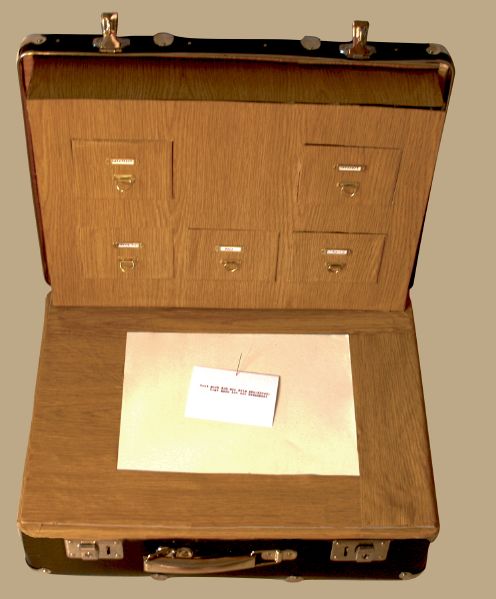 File:AmelieLihl Koffer3.jpg