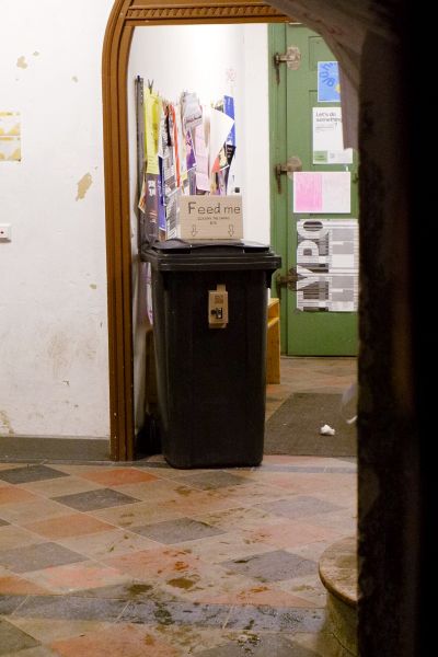 File:Andi Mülltonne.jpg