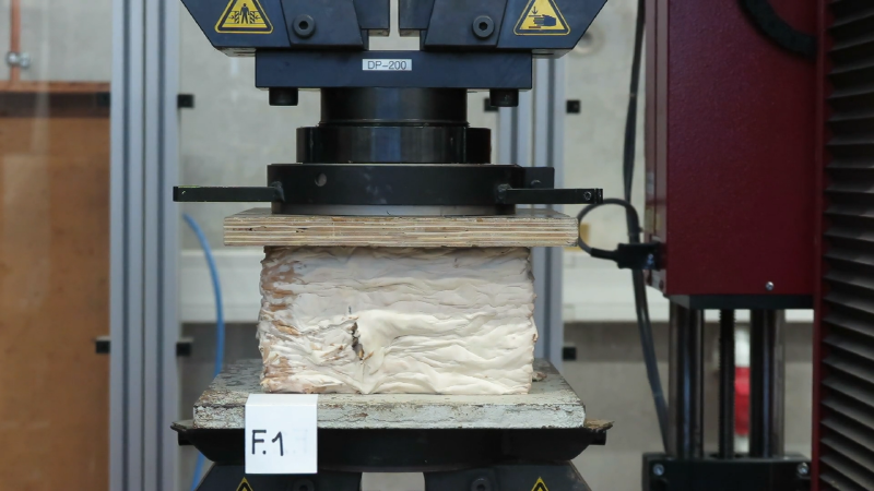 File:Compressive strength testing of the building element 2.png