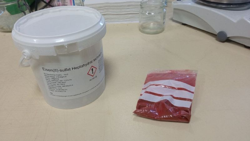 File:Iron powder and something red.jpg