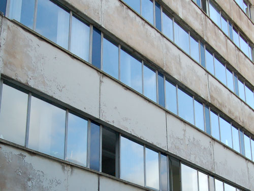 Imagebild Gebäude mit Fensterfront
