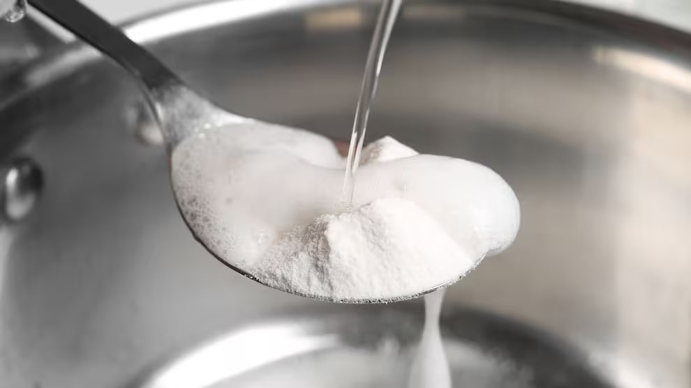 Lägg natriumbikarbonat och plastfolie på fönsterskenorna: varför rekommenderas det och vad är det bra för?