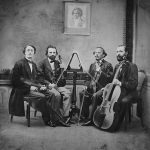 Lauterbach-Quartett der Dresdner Hofkapelle mit J. Ch. Lauterbach, F. Hüllweck, L. Göring und F. Grützmacher. Bemalte Montage nach der Fotografie von F. Edlich (Dresden, ab 1862).
