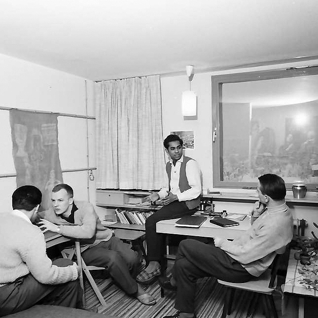 Freiburg: Studenten im Studentenhochhaus bei Diskussion im Zimmer.