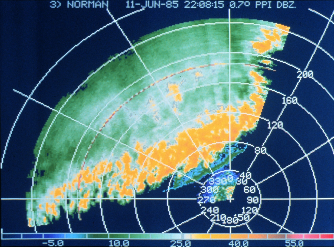 Sturmfront auf einem Doppler-Radar-Schirm.