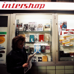 Intershop auf einem U-Bahnsteig des Bahnhofs Berlin Friedrichstraße, nur von West-Berlin aus zugänglich, daher auch mit Schaufenstern, die sonst nicht vorhanden waren. Ebenso gehörten Bücher üblicherweise nicht zum Angebot von Intershops.