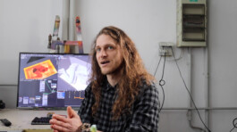 Phillip Bieronski vor seinem Schreibtisch im Atelier sitzend SPECTRA Bauhaus Universität Weimar