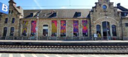 Banner auf der Fassade -Apolda Bahnhof SPECTRA Bauhaus Universität Weimar