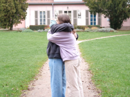 zwei Frauen umarmen sich im Park SPECTRA Bauhaus Universität Weimar