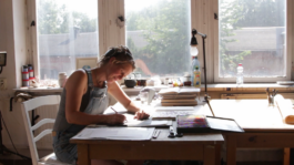 Künstlerin am Schreibtisch im Atelier SPECTRA Bauhaus Universität Weimar