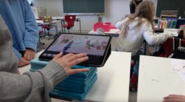 eine Hand bedient ein Tablet im Klassenzimmer SPECTRA Bauhaus Universität Weimar
