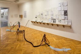 Grit Ruhland, Ausstellungsansicht „Folgelandschaft V”, Kunsthaus Dresden 2014/15 (Aufnahme: David Brandt) SPECTRA Bauhaus Universität Weimar
