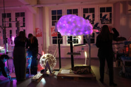Kunstinstallation mit lila leuchtender Wolke SPECTRA Bauhaus Universität Weimar