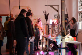 Personen, die sich Installationskunst ansehen SPECTRA Bauhaus Universität Weimar