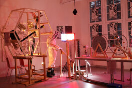 Installation in rotem Licht SPECTRA Bauhaus Universität Weimar