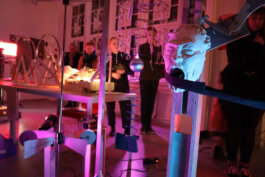 Installation mit kopf in lila licht SPECTRA Bauhaus Universität Weimar
