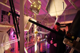 Installation in lila licht SPECTRA Bauhaus Universität Weimar