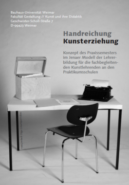 Cover Handreichung Kunsterziehung, dargestellt ist ein Schreibtisch in schwarz weiß SPECTRA Bauhaus Universität Weimar