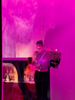 pinkes Licht, person hält Magazin in der Hand SPECTRA Bauhaus Universität Weimar