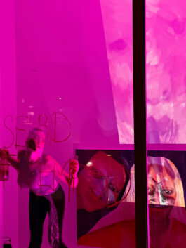 pinkes licht hinter glasscheibe und person und gemälde SPECTRA Bauhaus Universität Weimar