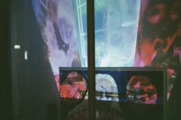 licht effekte auf glasscheibe mit gemälde SPECTRA Bauhaus Universität Weimar