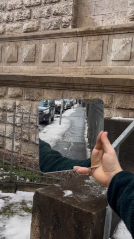 Spiegel in der Hand auf Fußweg SPECTRA Bauhaus Universität Weimar