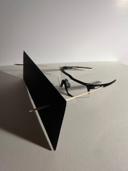 Brille zeigt in Richtung eines Objekts mit schwarzem Papier SPECTRA Bauhaus Universität Weimar