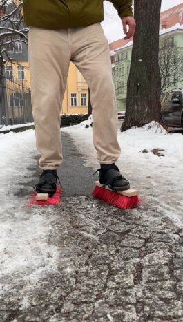 Person läuft mit Besenbürste unter den Schuhen SPECTRA Bauhaus Universität Weimar
