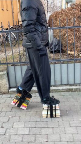 Person läuft mit Büchern an die Schuhe gebunden SPECTRA Bauhaus Universität Weimar