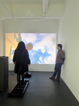 eine Person auf Laufband vor Leinwand SPECTRA Bauhaus Universität Weimar