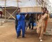 [Dirk Donath] Studenten beim Tragen eines Deckenelements beim ersten Bauworkshop in Addis Abeba