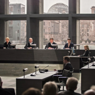 Der Gerichtssaal in dem Film »Terror«, nach einem Roman von Ferdinand von Schirach / ARD degeto moovie gmbh/ Julia Ter