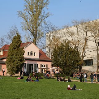 EIGENHEIM Weimarhallenpark / Konstantin Bayer