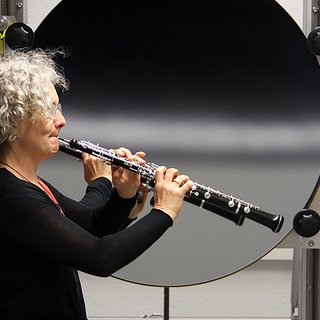 Oboe in front of the schlieren mirror / Lia Becher