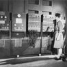 Betty Jennings und Frances Bilas richten den ENIAC ein (© United States Army (public domain))