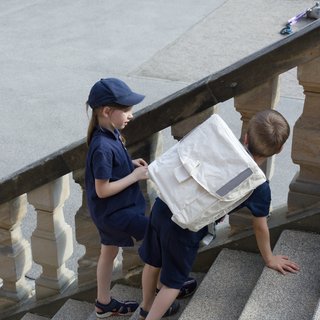 Kinder auf der Treppe zum Schulhof / Felix Sittner