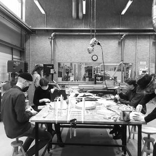 Studierende in der Kunststoffwerkstatt / Sarah Böttger (Künstlerische Mitarbeiterin) Studierende in der Kunststoffwerkstatt / Sarah Böttger (Künstlerische Mitarbeiterin)