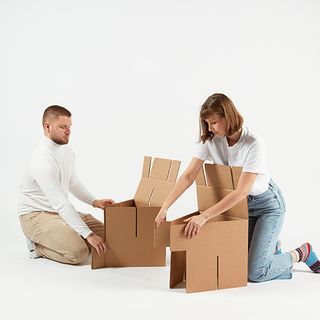 Das Sofa 3x2 besteht aus sechs gefalteten Wellpapp-Elementen die durch Verbinder zusammengefügt werden. / Emma Tietze und Leo Stolte Das Sofa 3x2 besteht aus sechs gefalteten Wellpapp-Elementen die durch Verbinder zusammengefügt werden. / Emma Tietze und Leo Stolte