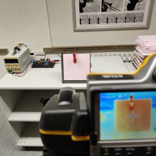 Prüfung verschiedener Materialoberflächen / Tom Kemter