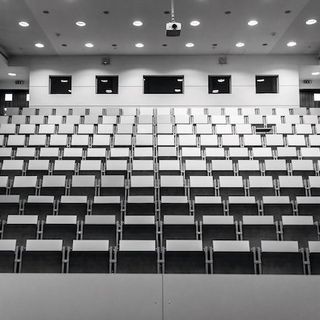 Leerer Hörsaal / frizz
