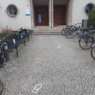 Bauhausstraße 11 (Fak. Medien), Täterort im NS, auf dem Weg zum Erinnerungsort / Ivana Buhl Bauhausstraße 11 (Fak. Medien), Täterort im NS, auf dem Weg zum Erinnerungsort / Ivana Buhl