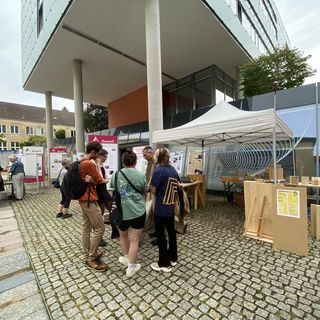 Besucher*innen der Science Mile Q3 (2024) am Stand der AG Holz, Holzschutz und Bauwerksinstandsetzung der Professur Werkstoffe des Bauens / Henrik Hinterbrandner