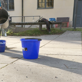 Re-Inszenierung des "Zyklus für einen Wassereimer", Tomas Schmit, Übungsstunde am 21. April 2021 / Natalia Chávez Hoffmeister Re-Inszenierung des "Zyklus für einen Wassereimer", Tomas Schmit, Übungsstunde am 21. April 2021 / Natalia Chávez Hoffmeister