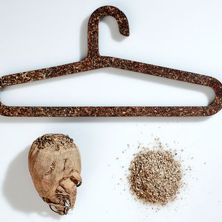 Kleiderbügel aus Zuckerrübe / Jonas Tegtmeyer Kleiderbügel aus Zuckerrübe / Jonas Tegtmeyer