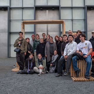 Das Bau-Team und das Poly.Ton-Team auf einem Kommunikationsverstärker / Falk Werrmann-Nerlich