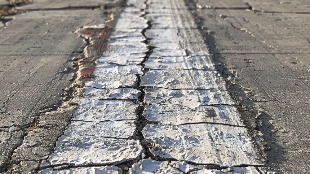 © https://stockcake.com/i/cracked-road-texture_421419_383416